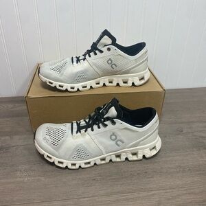 Use women on cloud X3 size 10